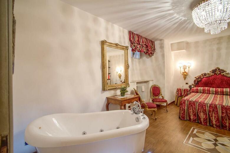 Navona Gallery & Garden Suites B&B