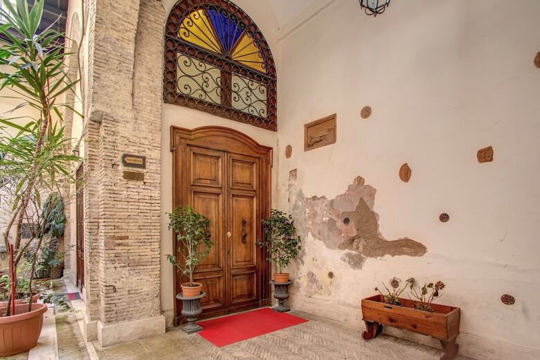 Navona Gallery & Garden Suites B&B