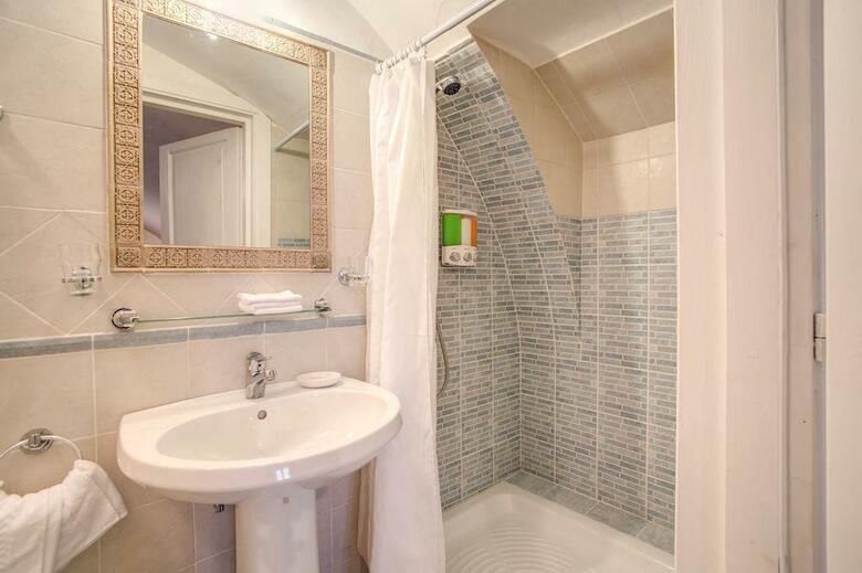 Navona Gallery & Garden Suites B&B