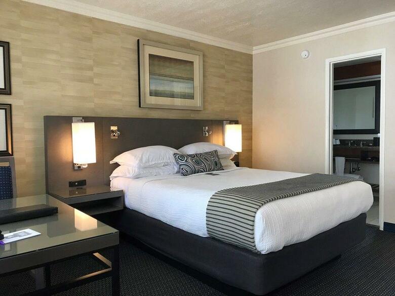 West Beach Inn, A Coast Hotel