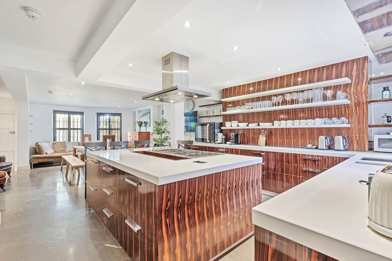Brunswick Palace Opulent Mansion By Sea