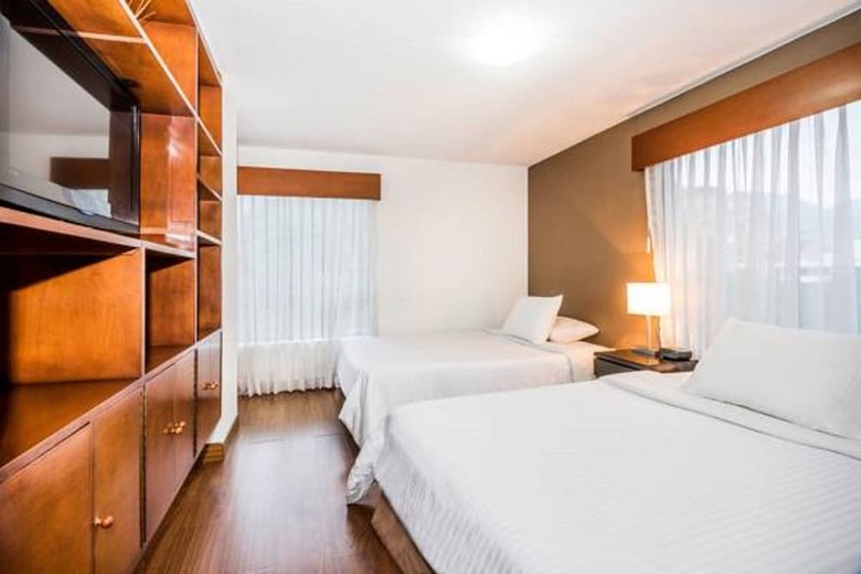 Aparthotel Lloyd's Apartasuites Parque 93