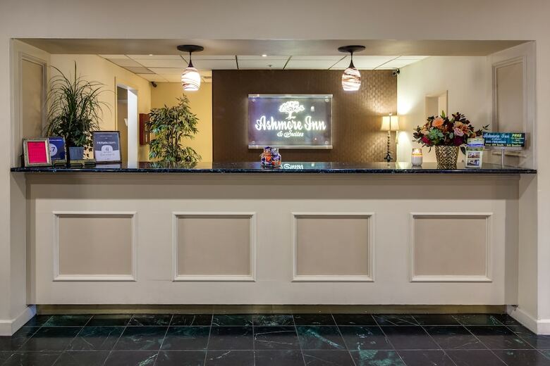 Hotel Ashmore Inn And Suites