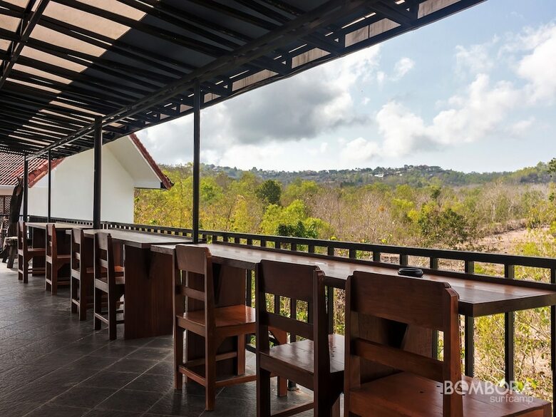 Hotel Bombora Surf Camp