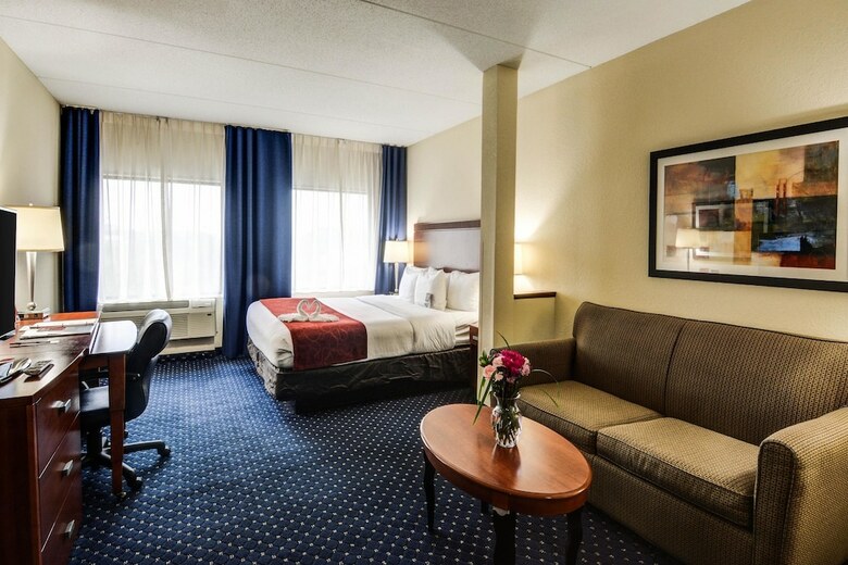 Hotel Comfort Suites Outlet Center