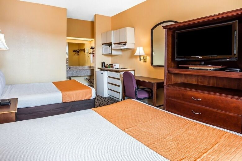 Hotel Budgetel Inn & Suites
