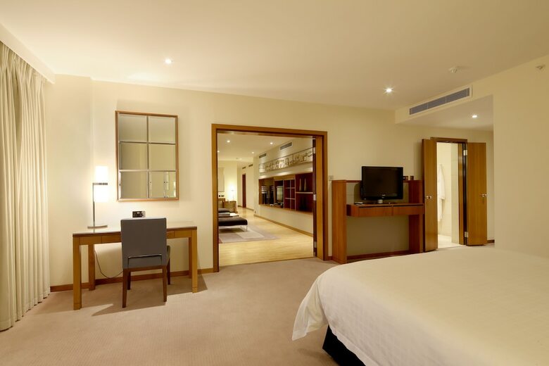 Canary Riverside Plaza Hotel