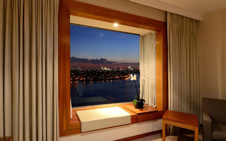 Canary Riverside Plaza Hotel