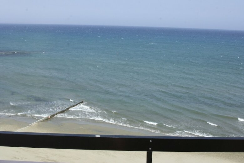 Mackenzie Beach Hotel & Apartments