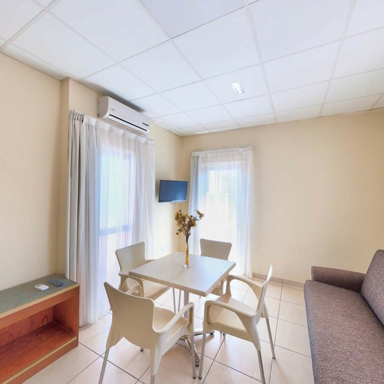 Mackenzie Beach Hotel & Apartments