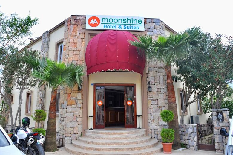 Moonshine Hotel & Suites