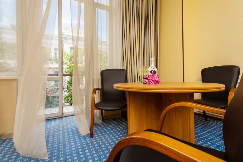 Versailles Hotel