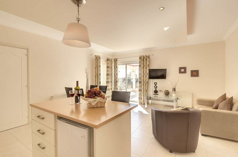 Aparthotel Hill View Restaurant & Apartments