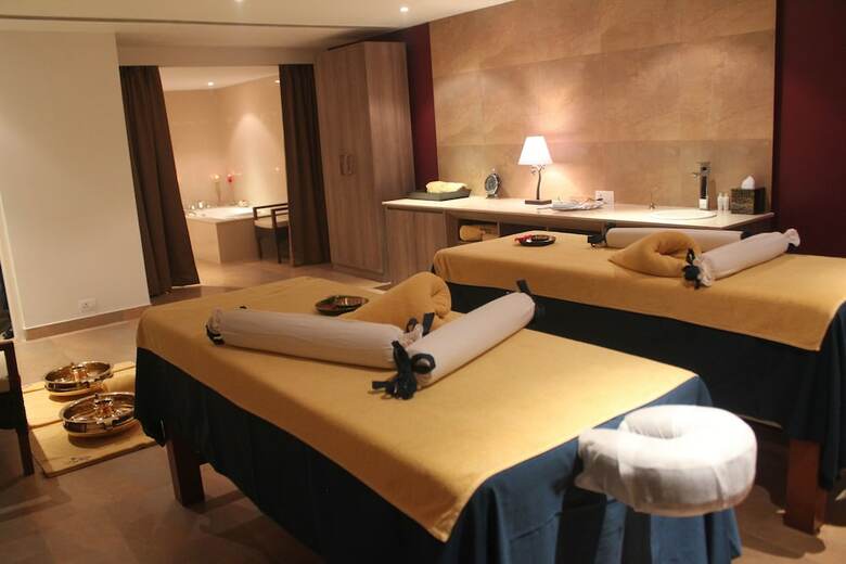 Radisson Blu Plaza Hotel Hyderabad Banjara Hills