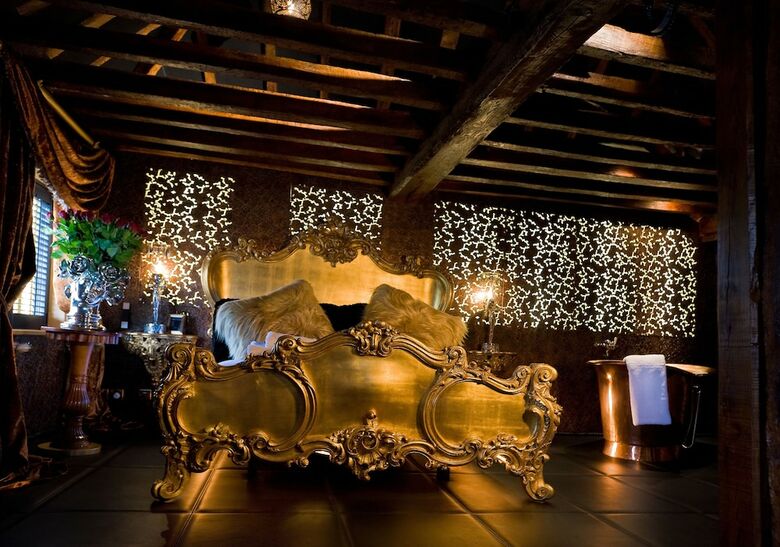 Hotel The Crazy Bear Beaconsfield