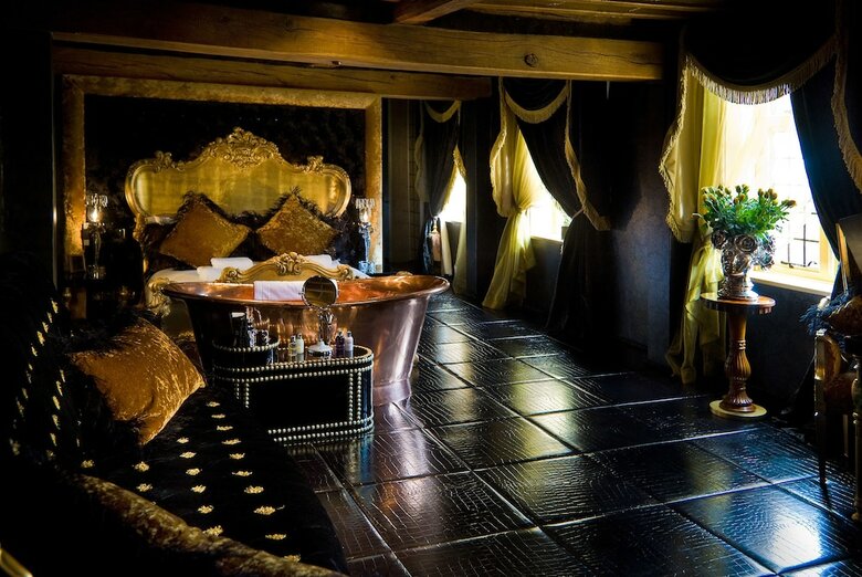 Hotel The Crazy Bear Beaconsfield