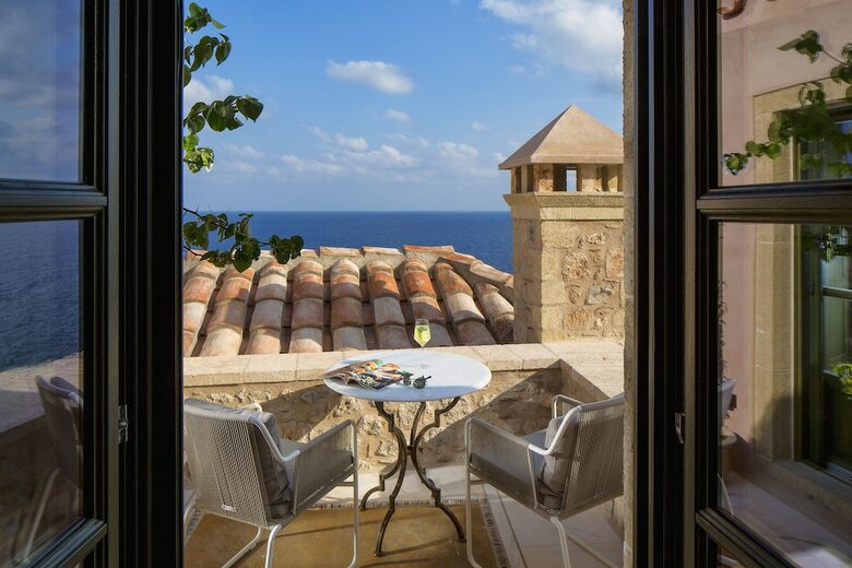 Hotel Moni Emvasis Luxury Suites