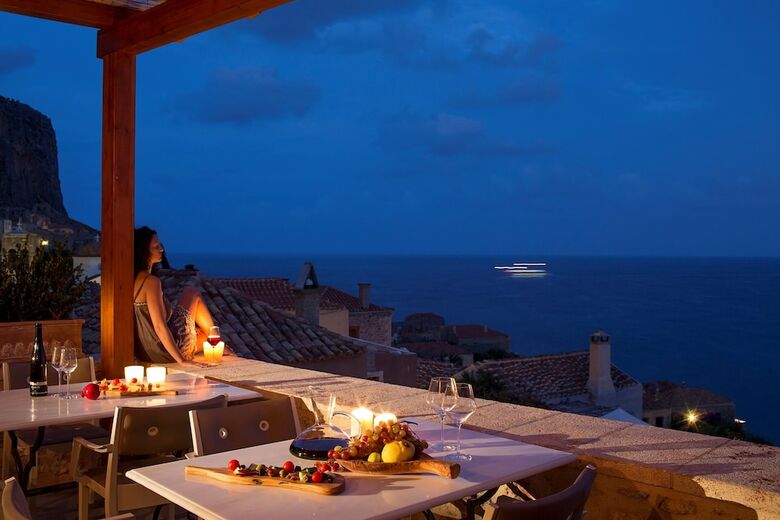 Hotel Moni Emvasis Luxury Suites