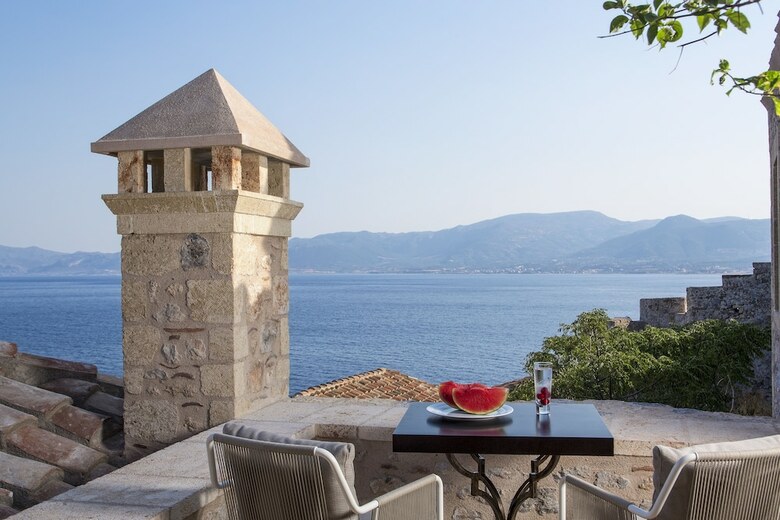 Hotel Moni Emvasis Luxury Suites
