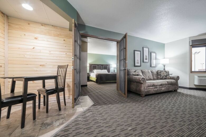 Hotel Americinn By Wyndham West Salem