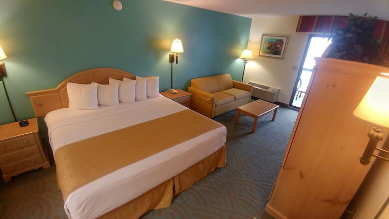Tropical Winds Oceanfront Hotel