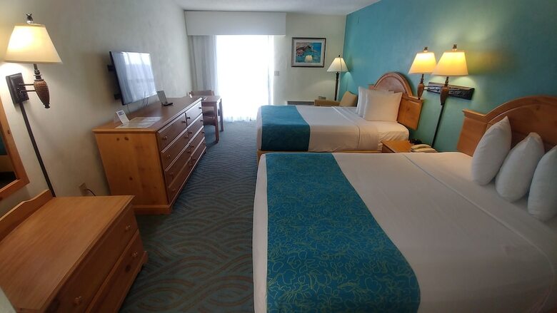 Tropical Winds Oceanfront Hotel
