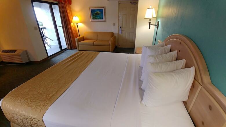 Tropical Winds Oceanfront Hotel
