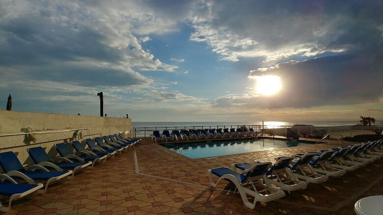 Tropical Winds Oceanfront Hotel
