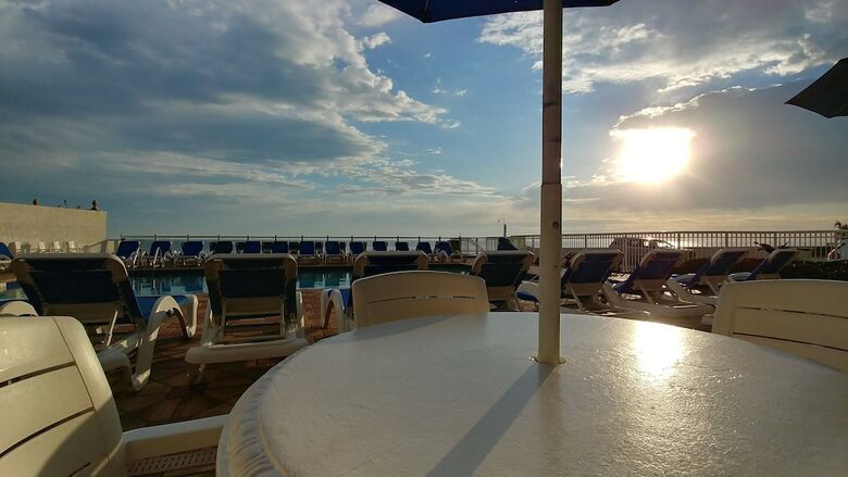 Tropical Winds Oceanfront Hotel