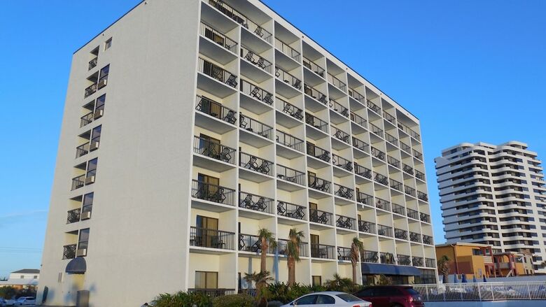 Tropical Winds Oceanfront Hotel