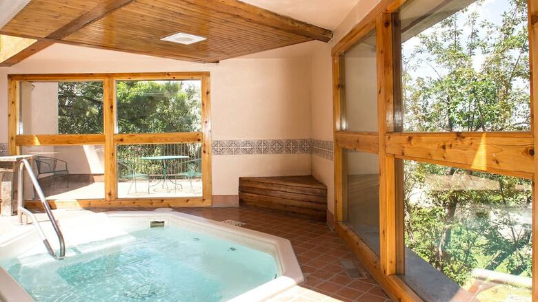 Hotel Sagebrush Inn & Suites