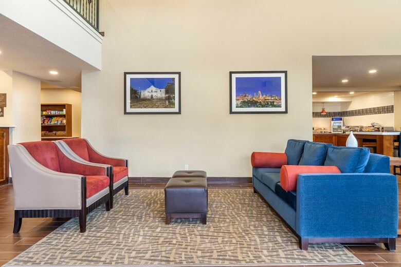 Hotel Comfort Suites Airport North