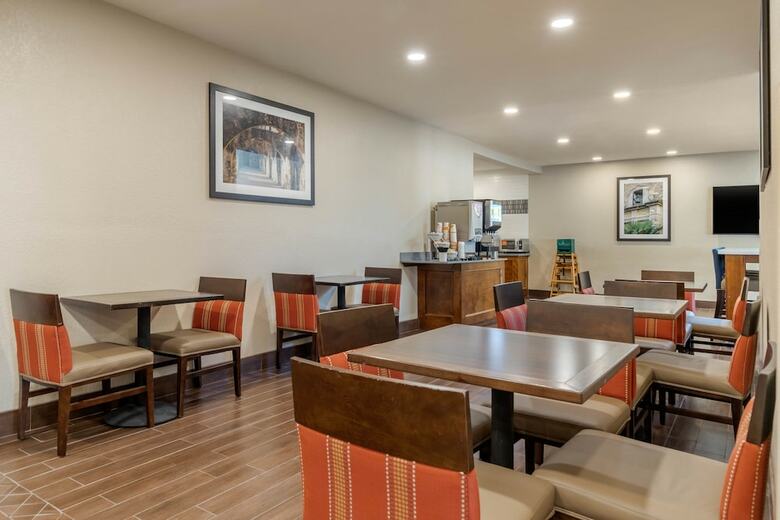 Hotel Comfort Suites Airport North