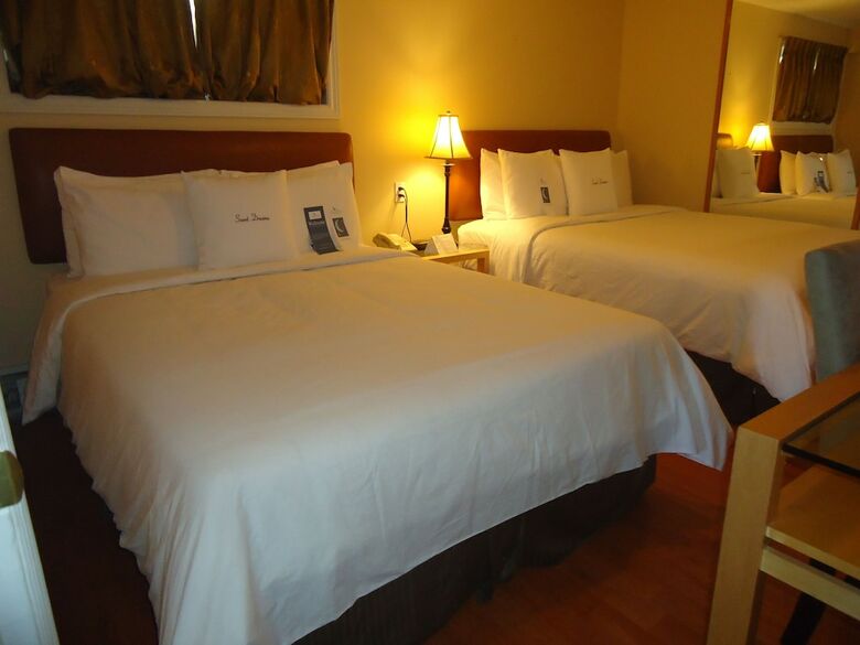 Hotel Bayside Inn & Waterfront Suites