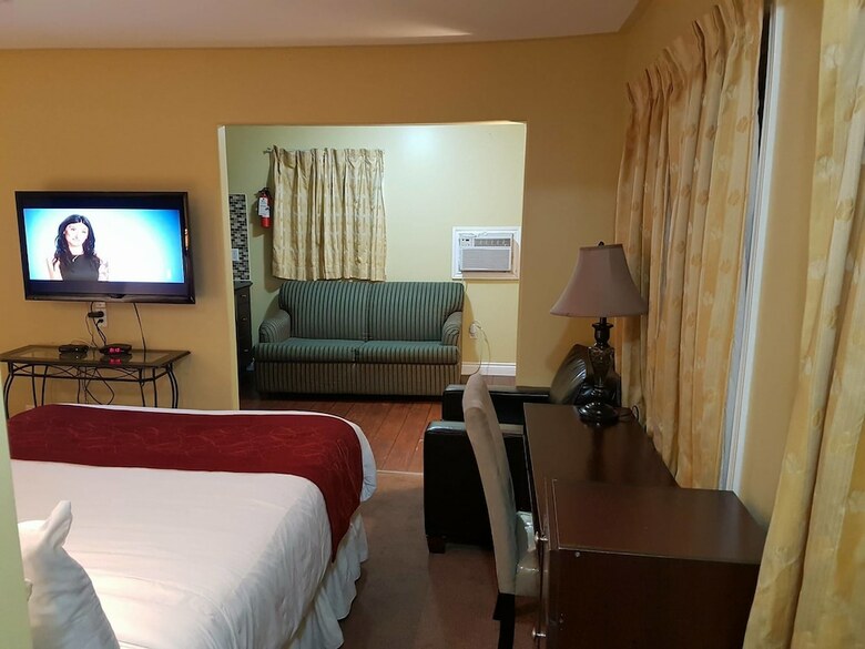 Hotel Bayside Inn & Waterfront Suites