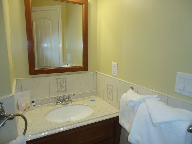 Hotel Bayside Inn & Waterfront Suites