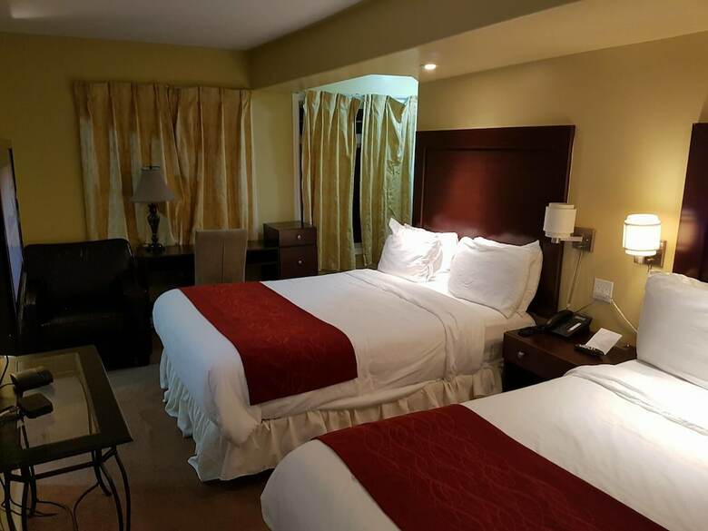 Hotel Bayside Inn & Waterfront Suites