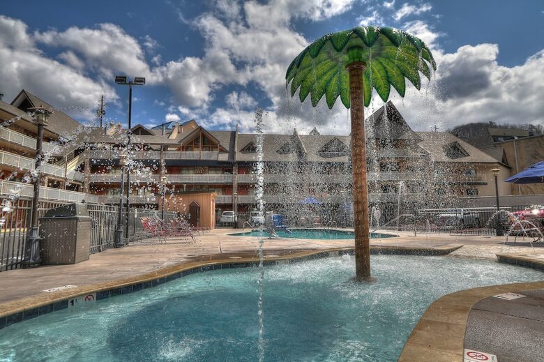 Hotel Crossroads Inn & Suites