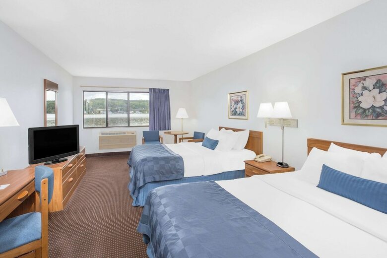 Hotel Ramada By Wyndham Hancock Waterfront