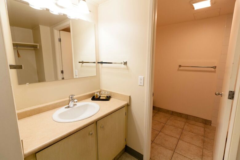 Hotel Bcminns Fort Mcmurray