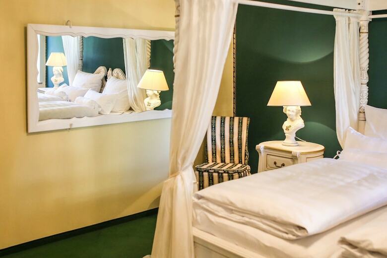 Backstage Hotel