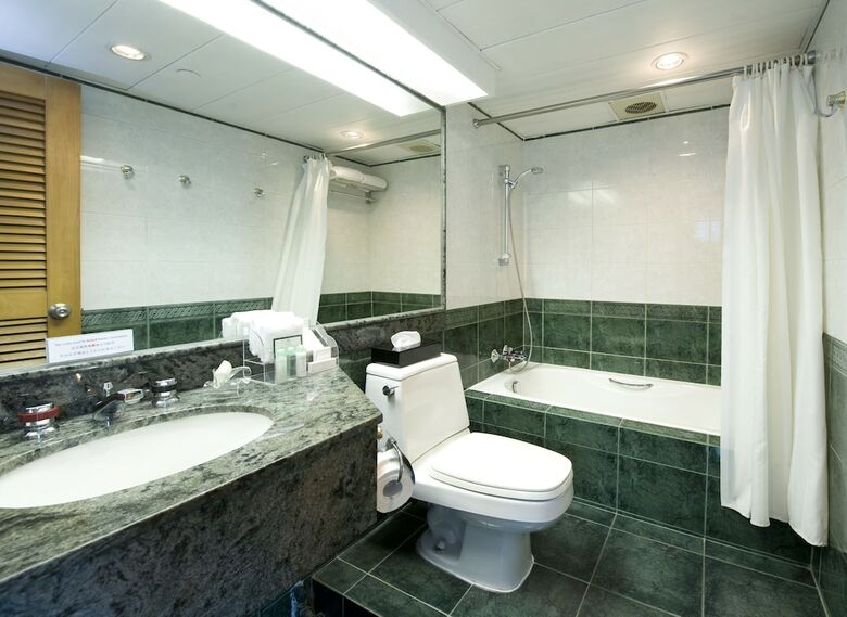 Hotel Bishop Lei International House