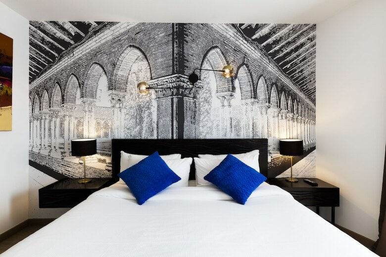 Le Pier Toulouse Hotel