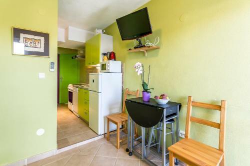 Divna Apartments And Rooms