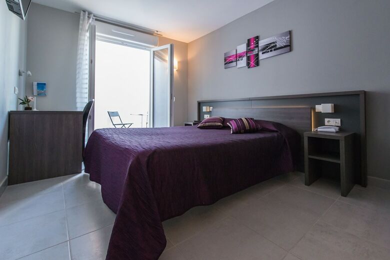 Hotel H�tel Holidays & Work