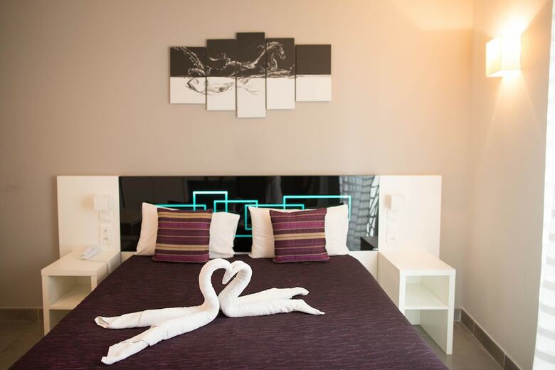 Hotel H�tel Holidays & Work