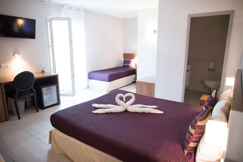 Hotel H�tel Holidays & Work