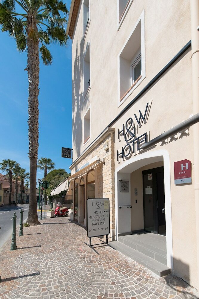 Hotel H�tel Holidays & Work