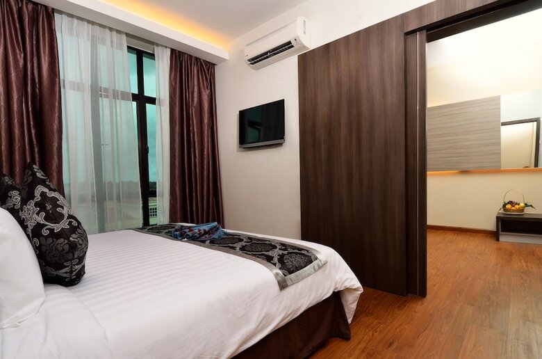 Holiday Villa Hotel & Suites