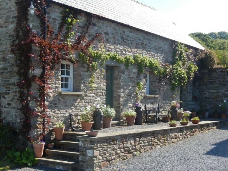 Alltybrain Farm Cottages And B&B